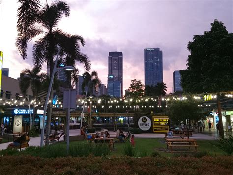 BGC High Street Pinay Student Walker Sulit Ang Bayad.